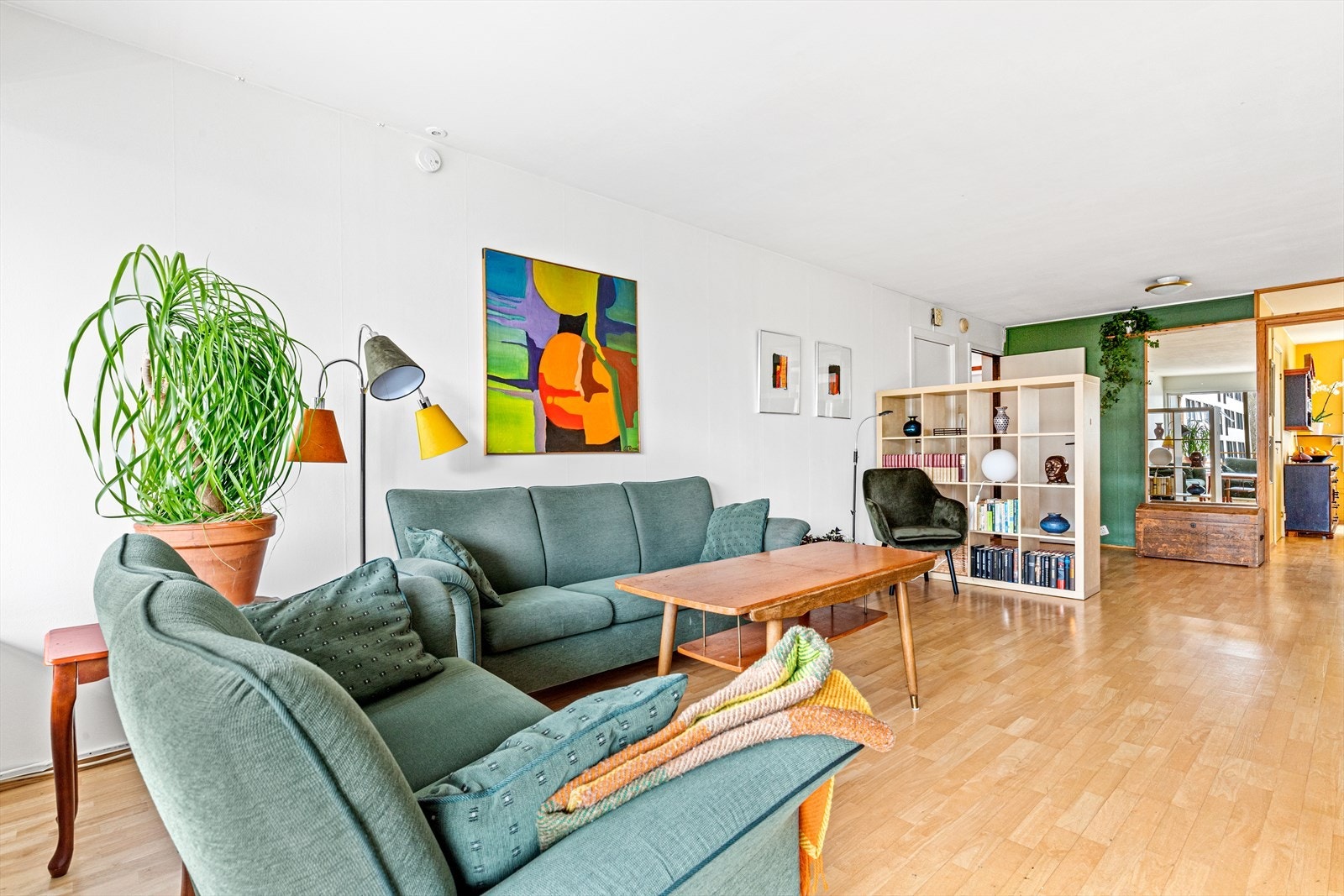 Stor og langstrakt stue. Gjennomgående lys og direkte utgang til balkong. Galleribilde