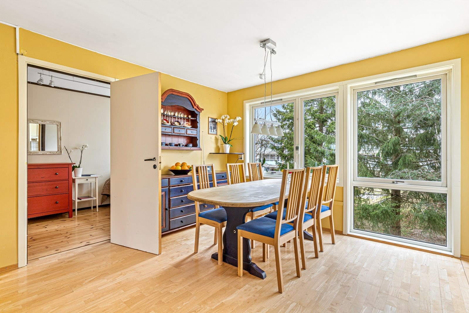 Videre fra kjøkkenet tar man seg til ett av tre soverom. Galleribilde