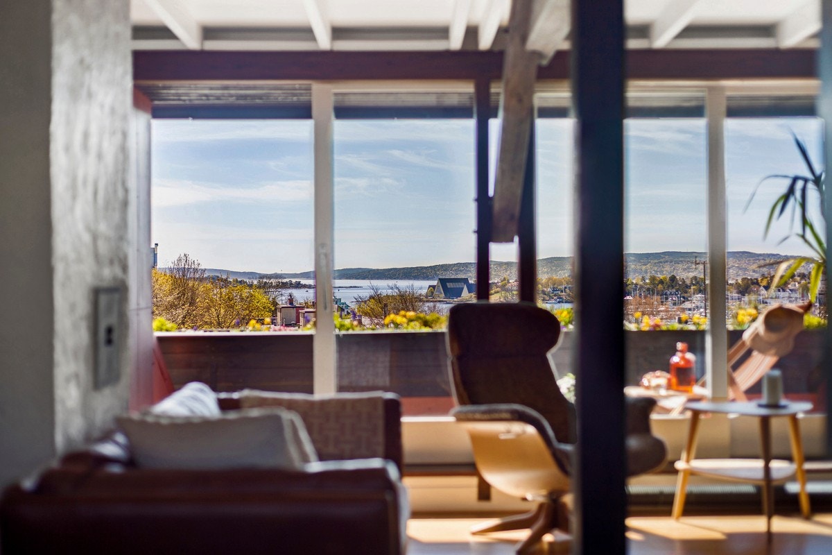 Stuen har store vindusflater Galleribilde