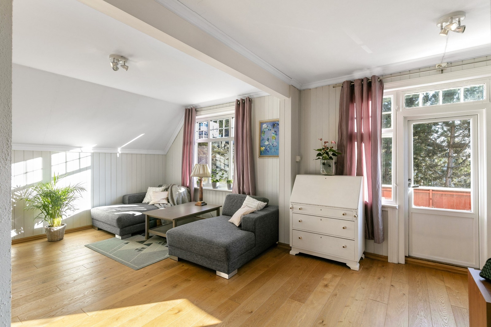 Stue med kontorplass og utgang til balkong Galleribilde