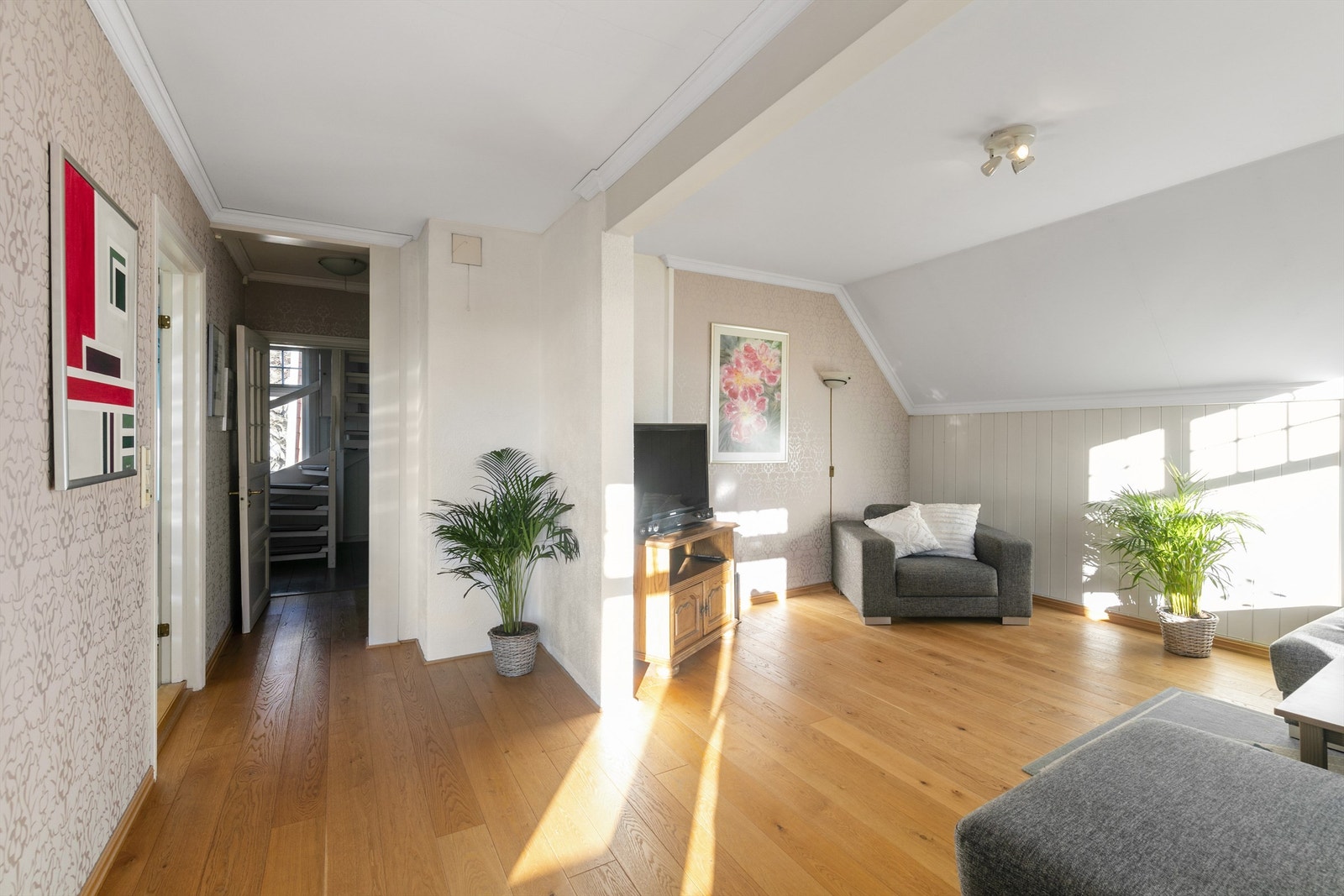 Stue med kontorplass og utgang til balkong Galleribilde