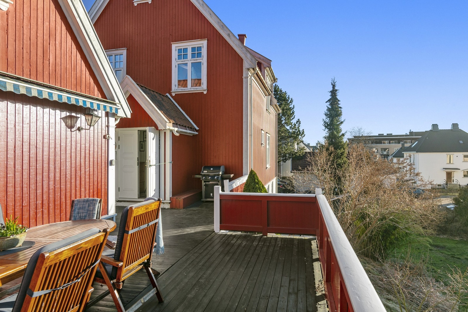 Stor vestvendt solrik terrasse Galleribilde