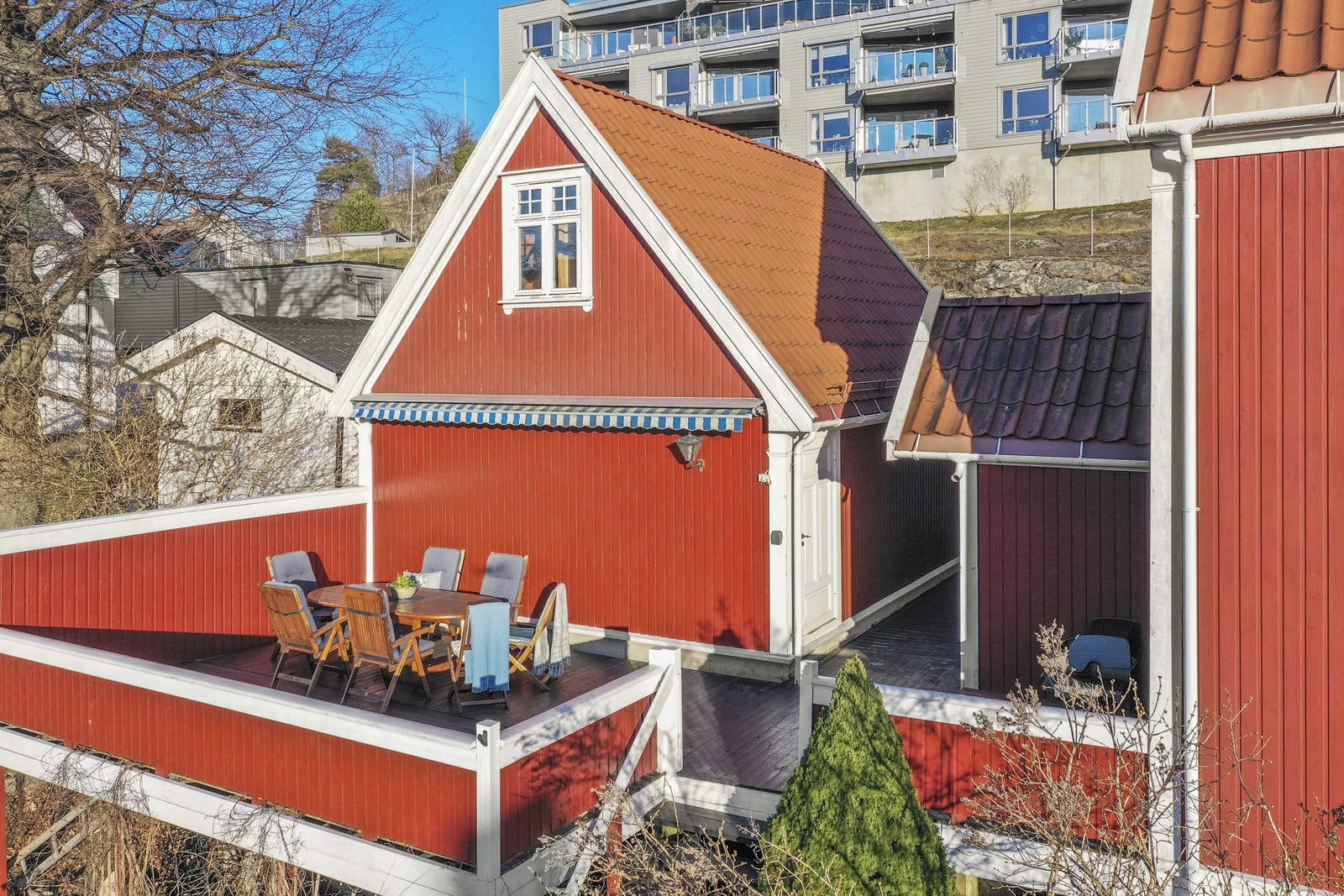Stor vestvendt solrik terrasse Galleribilde