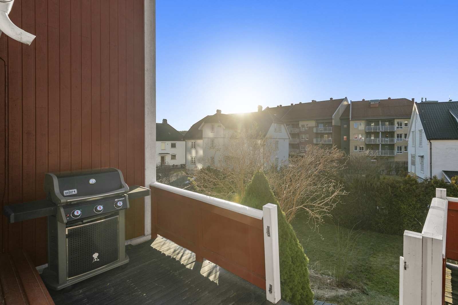 Stor vestvendt solrik terrasse Galleribilde