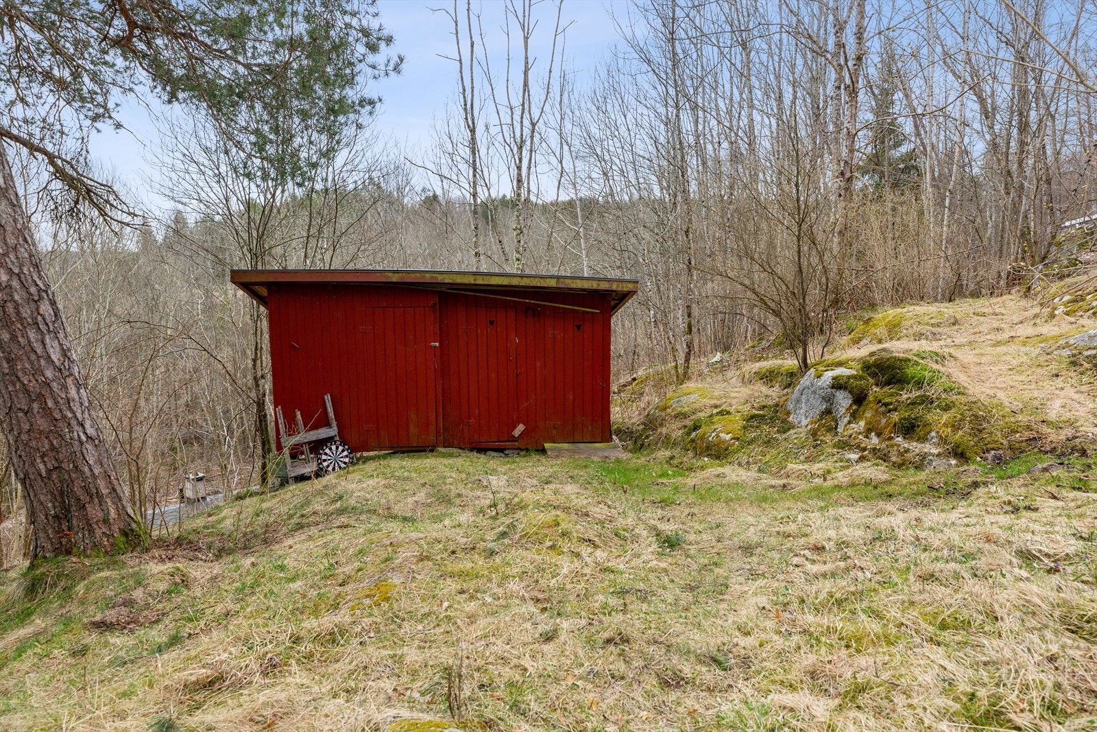 Utedo med lagringsmuligheter. Galleribilde