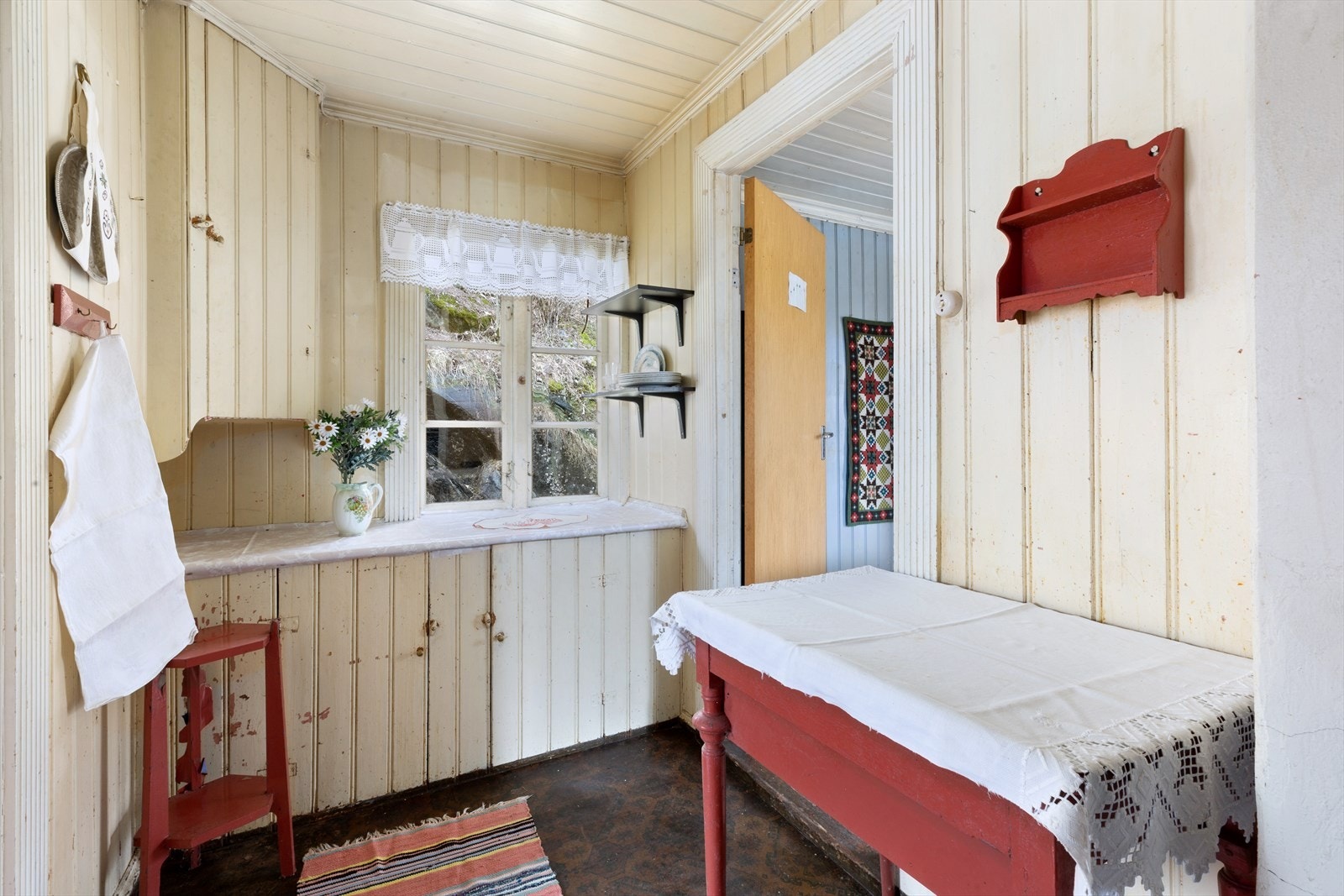 Kjøkken med benkeplass. Galleribilde