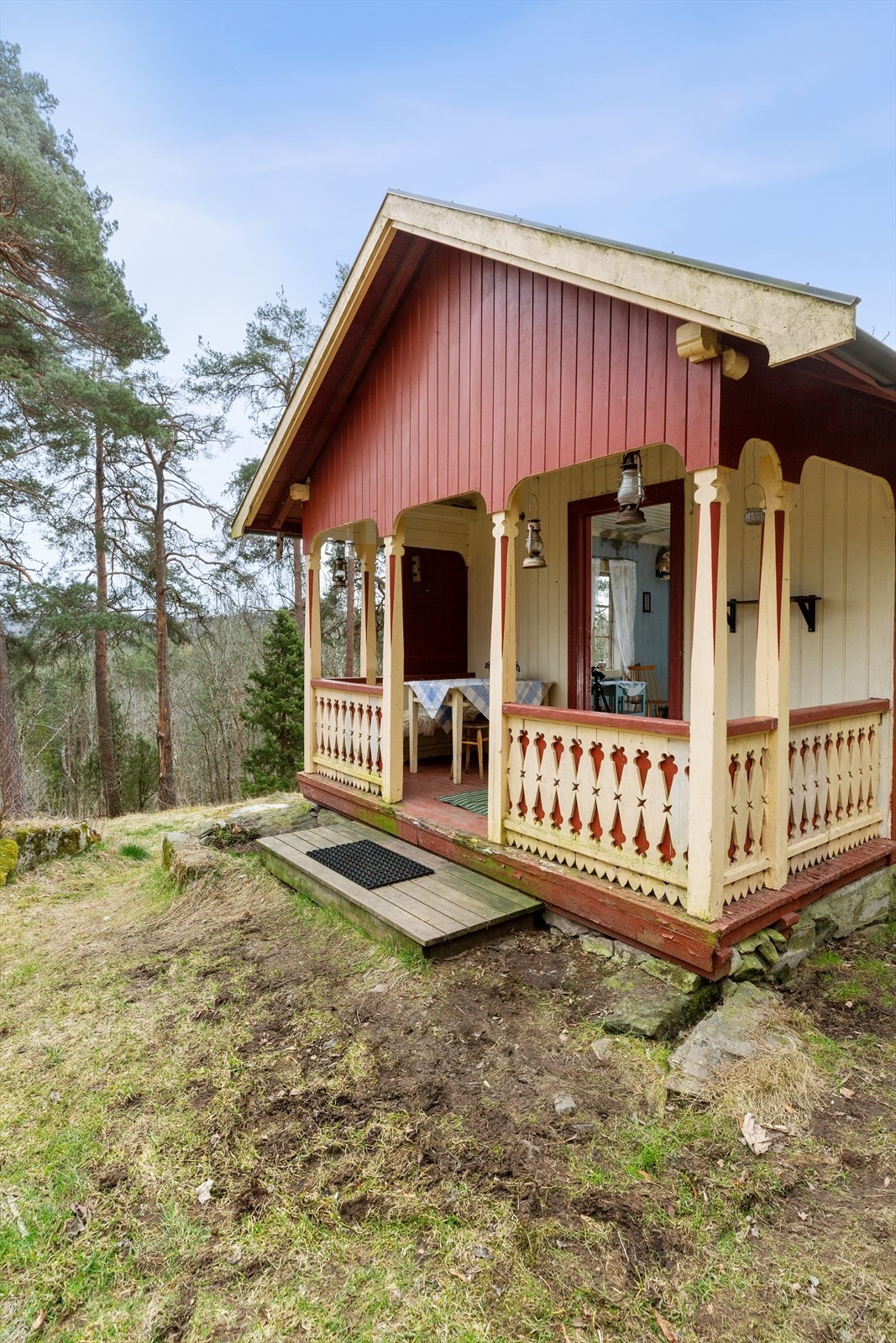 Hyttens entrè og terrassekrok. Galleribilde