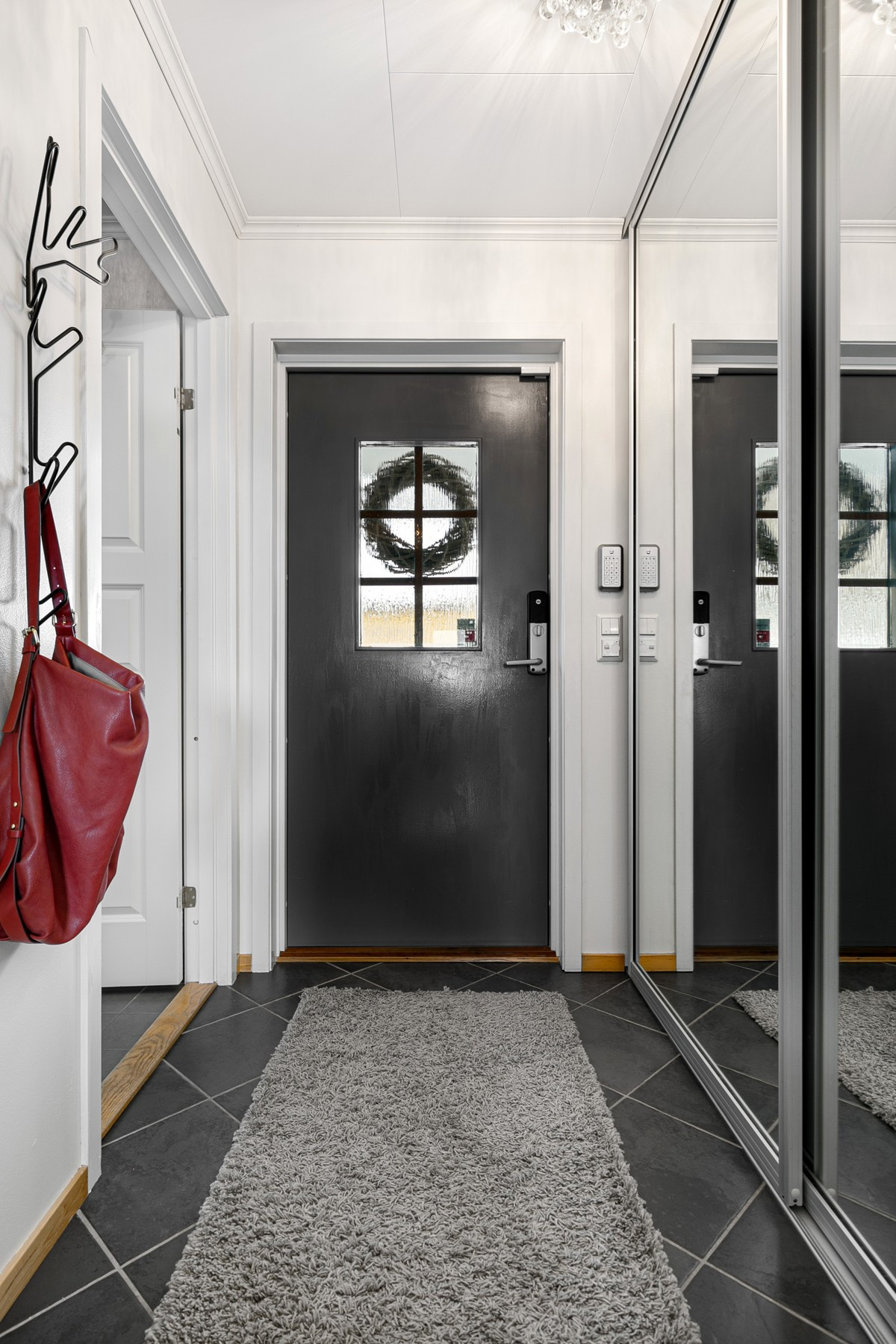 Entré med garderobe og mulighet for å etabere enda større garderobe inn mot sportsbod