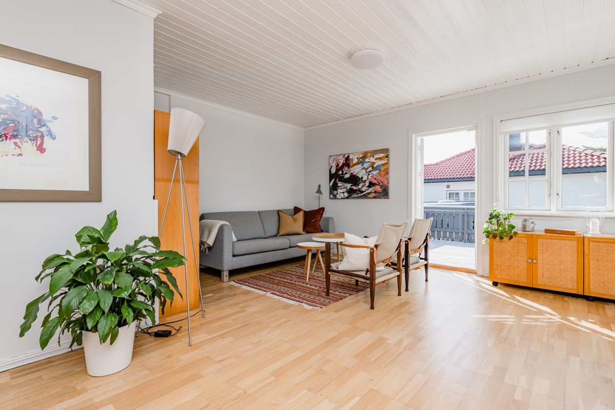 Lys og trivelig stue med utgang til veranda. Galleribilde