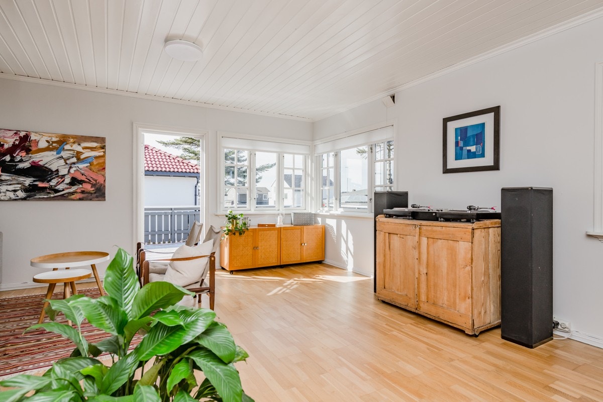 Stue med plass til flere sittegrupper. Galleribilde