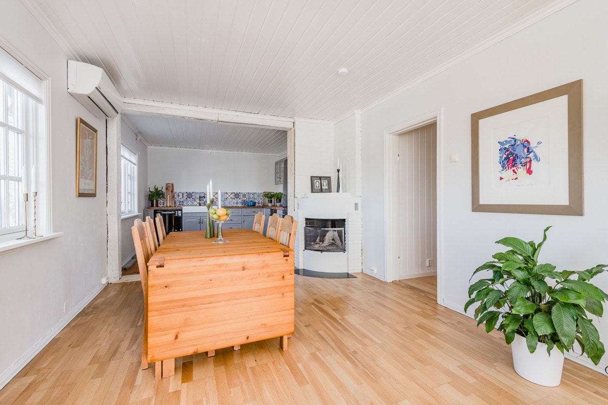 Stuen varmes opp med peis og varmepumpe. Galleribilde