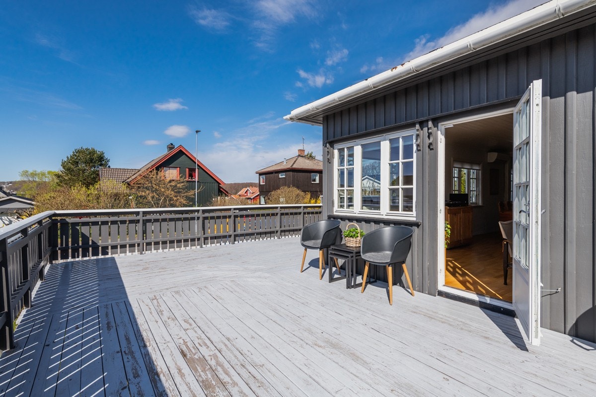 Stor veranda med supre solforhold. Galleribilde
