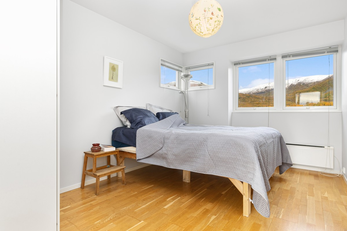 Hovedsoverom med bad i 2. etasje