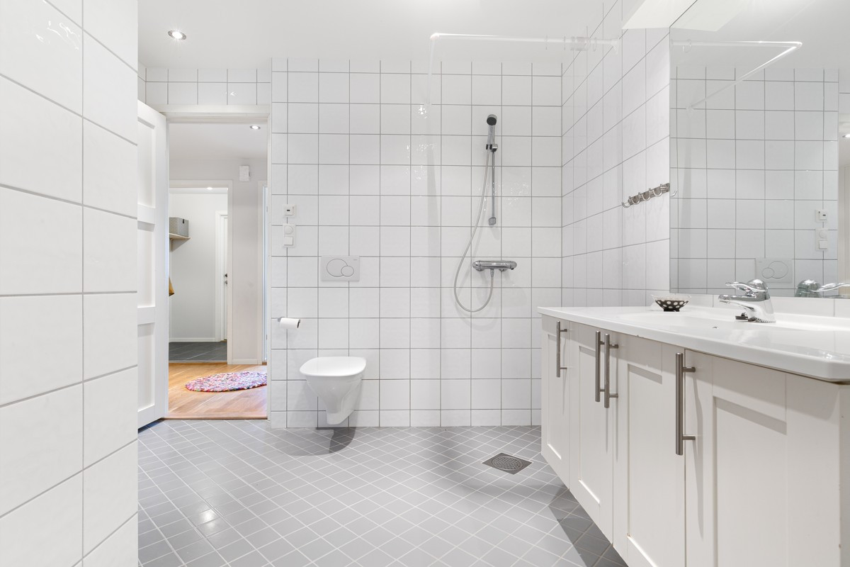 Dusjhjørne og vegghengt wc i 1. etasje