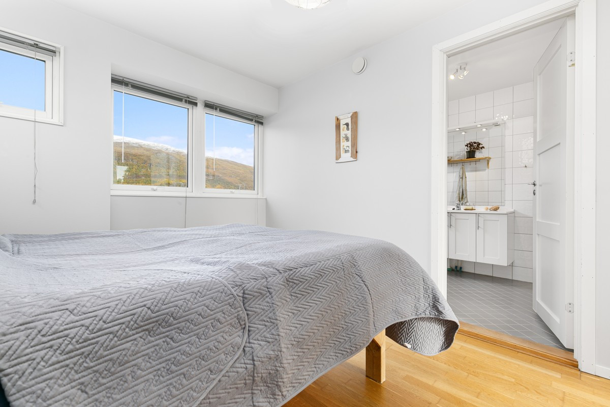 Hovedsoverom med bad i 2. etasje