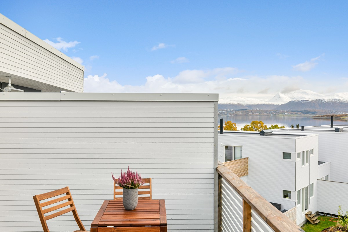 Terrasse mot sør fra gang i 2. etasje
