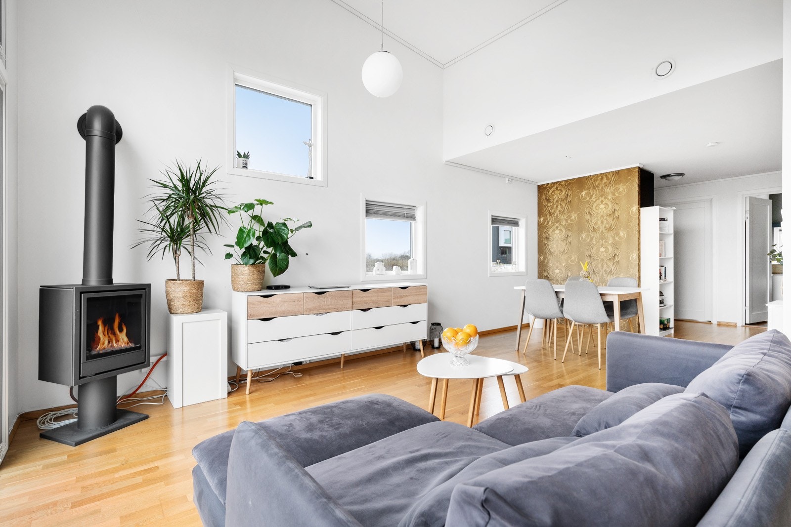 Det er hvite flater og parkettgulv Galleribilde