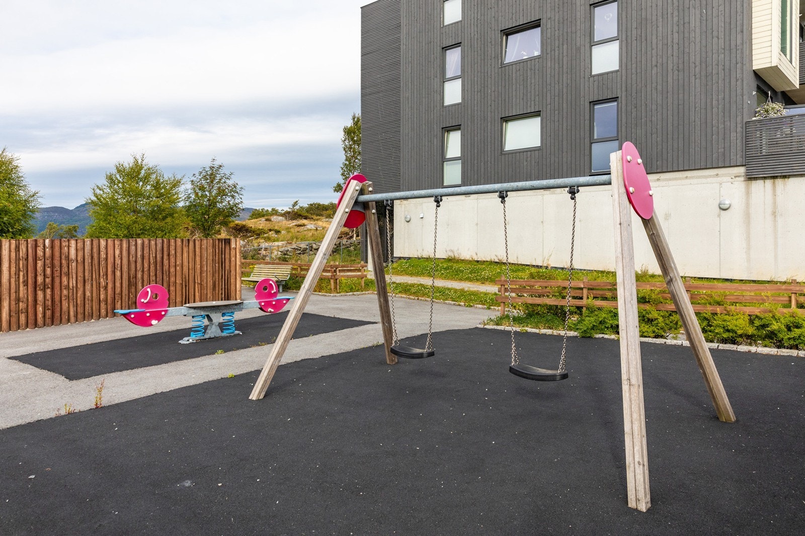 Fellesområdene er bla. pent opparbeidet med lekepark Galleribilde