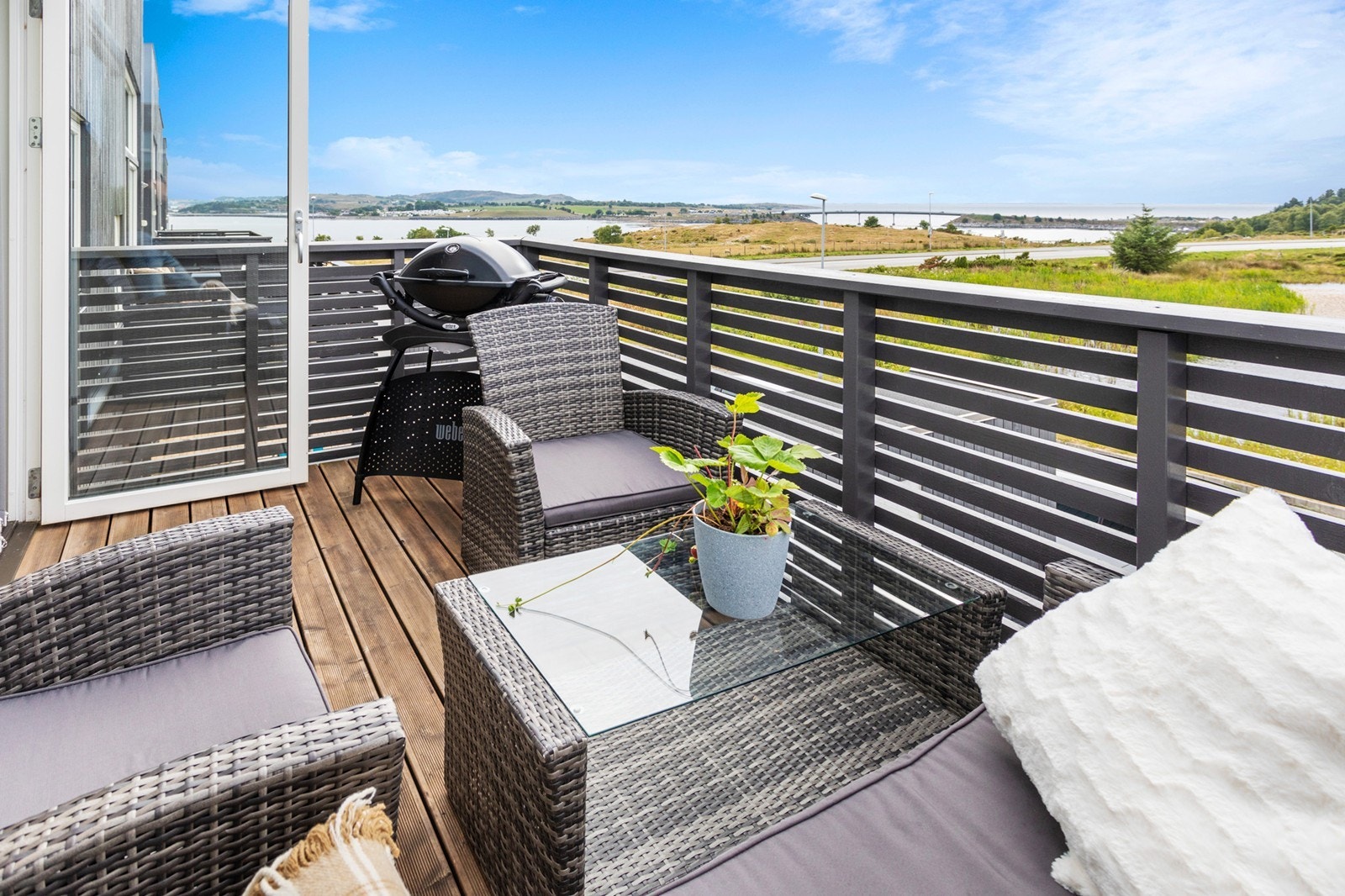 Balkongen vender ned mot sjøen og har gode solforhold Galleribilde