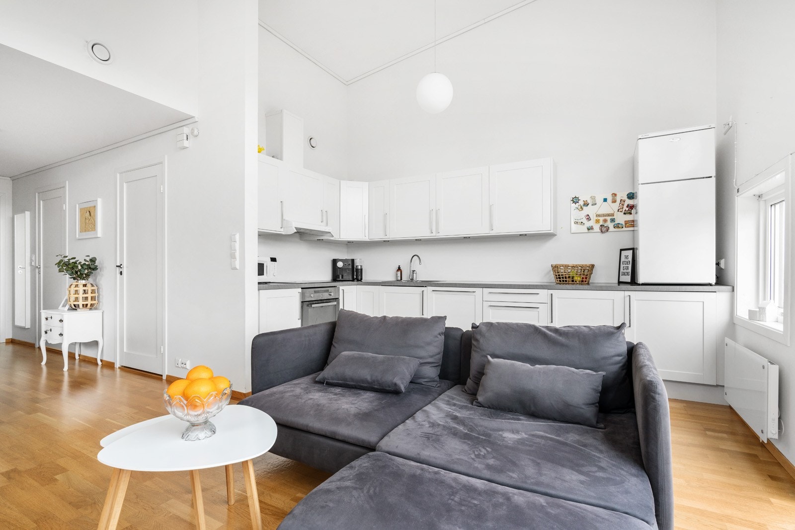 Det er meget god takhøyde i stuen / kjøkken som gir god romfølelse Galleribilde