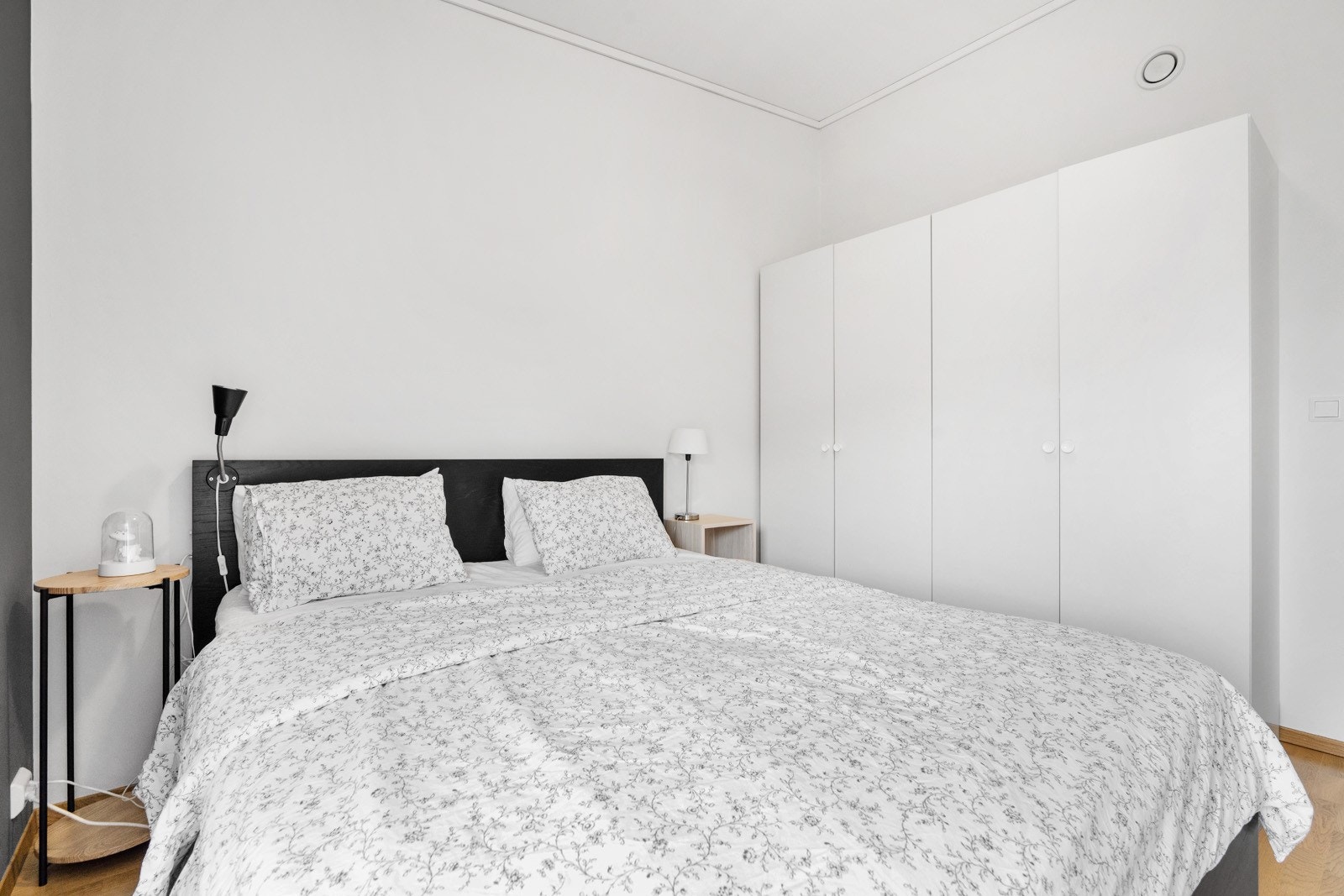 Meget romslig hovedsoverom med garderobeskap Galleribilde