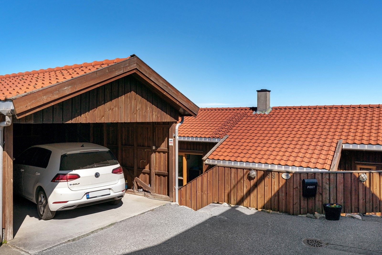 Garasje med praktisk kjeller med bodplass Galleribilde