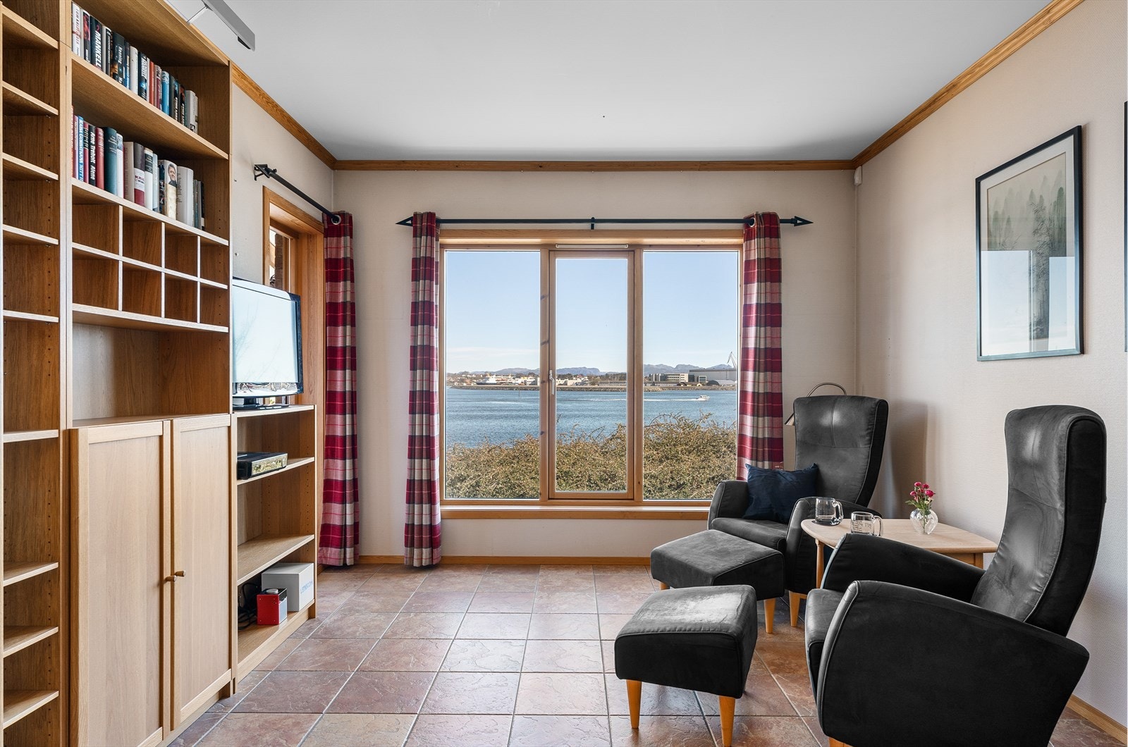 Soverom/tv- stue med utga terrasse Galleribilde