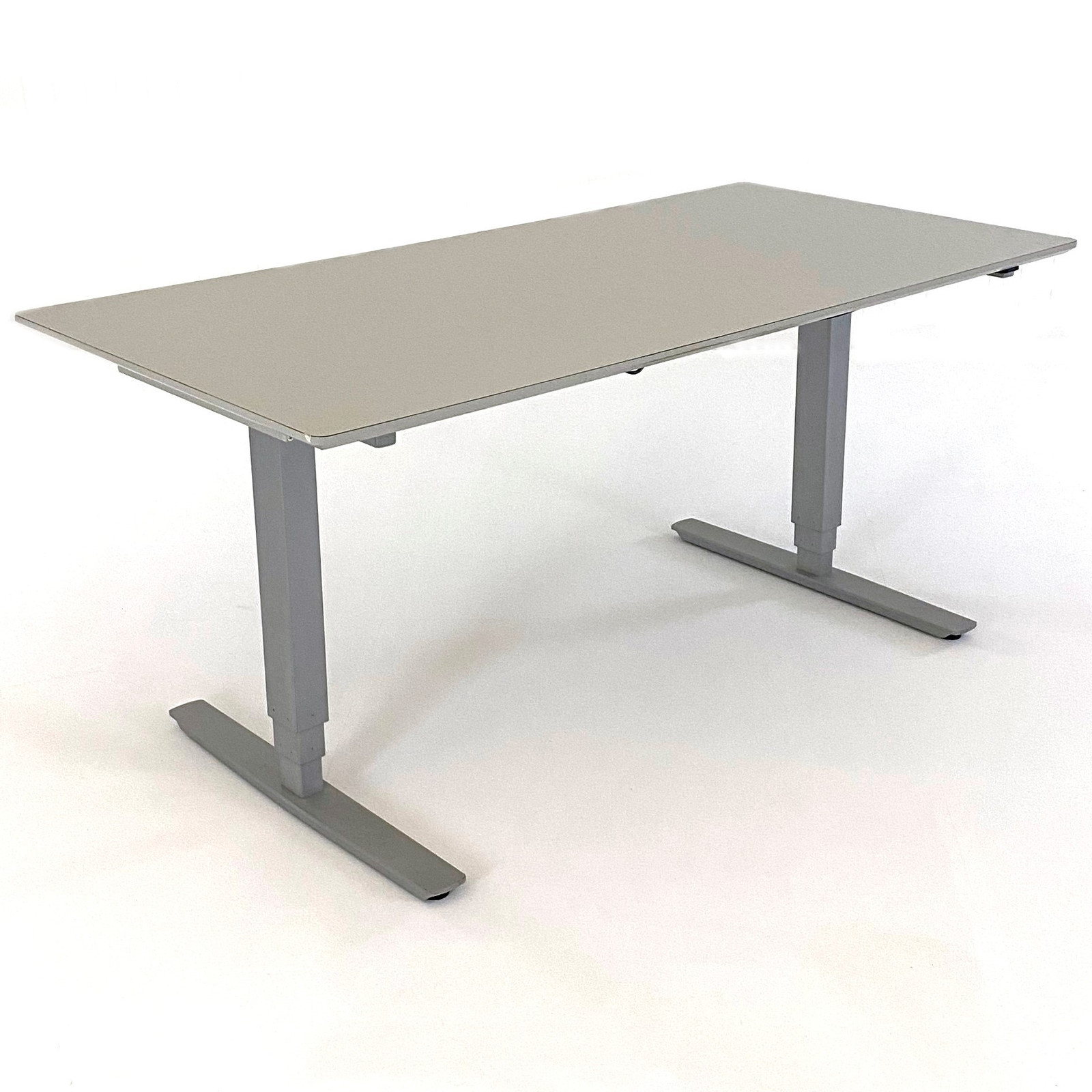 24 stk.PENT BRUKT Isku skrivebord med el. hevsenk. 160x80 ISKU kontorstol. 4stk Degvold Kontormøbler AS