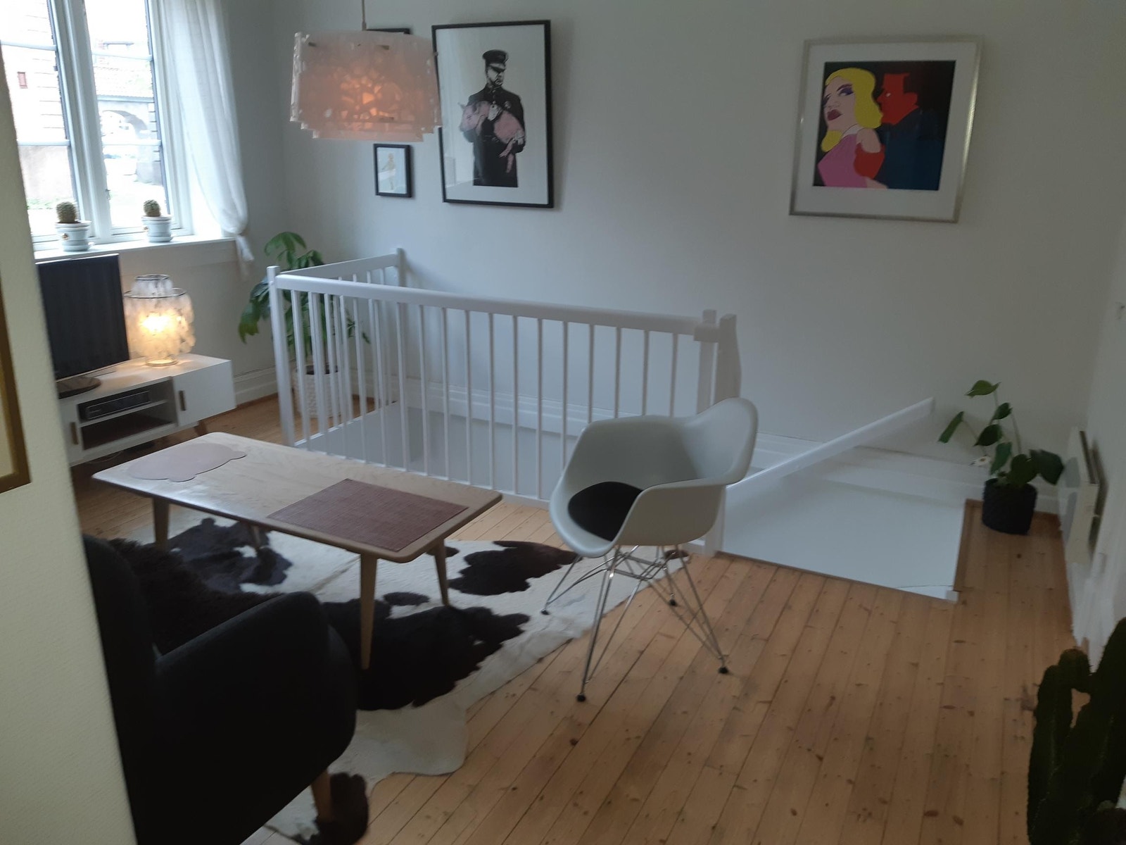 Stue med trapp ned til rom som eier bruker til oppbevaring. Galleribilde