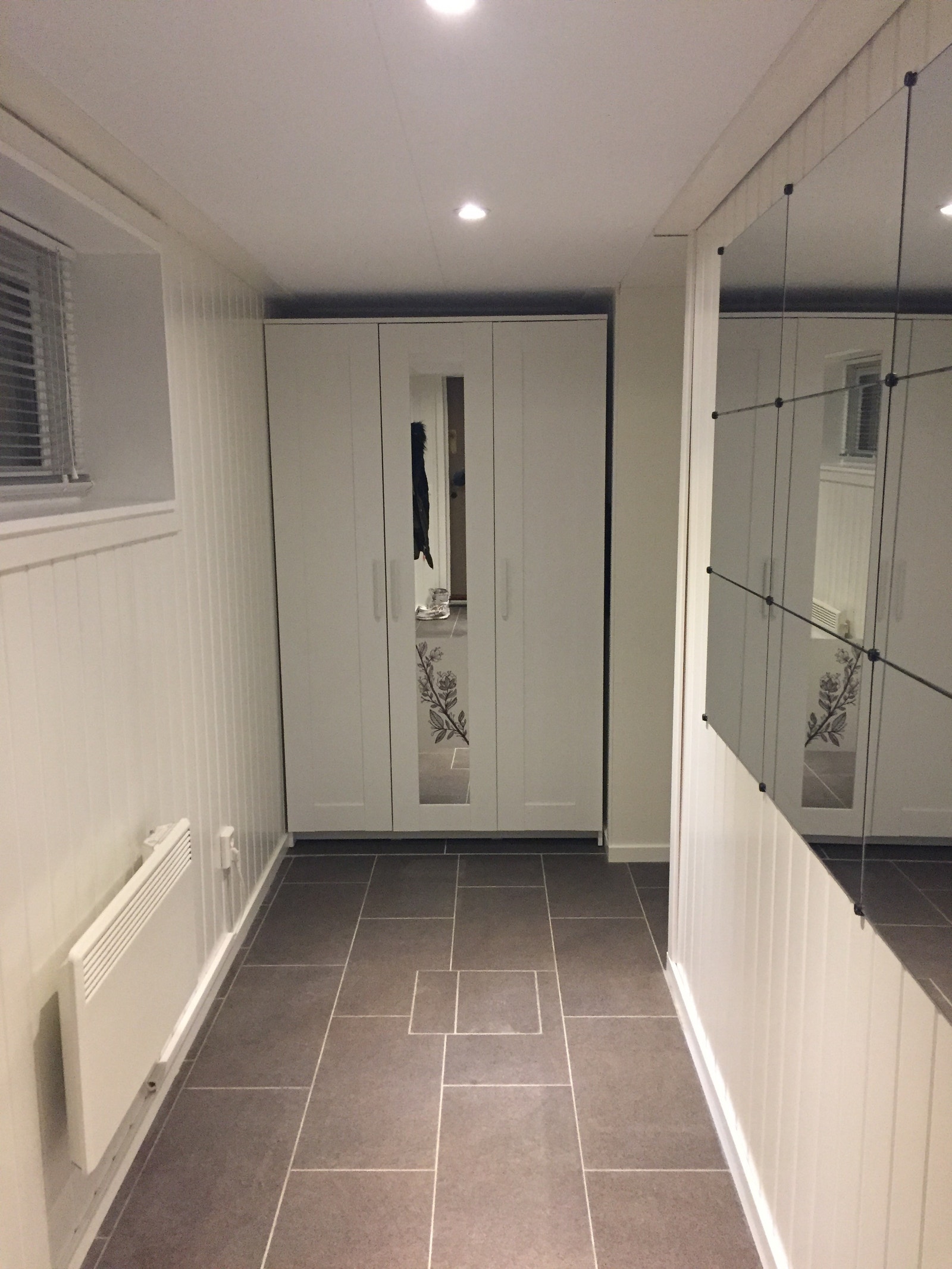 Gang med garderobeskap Galleribilde