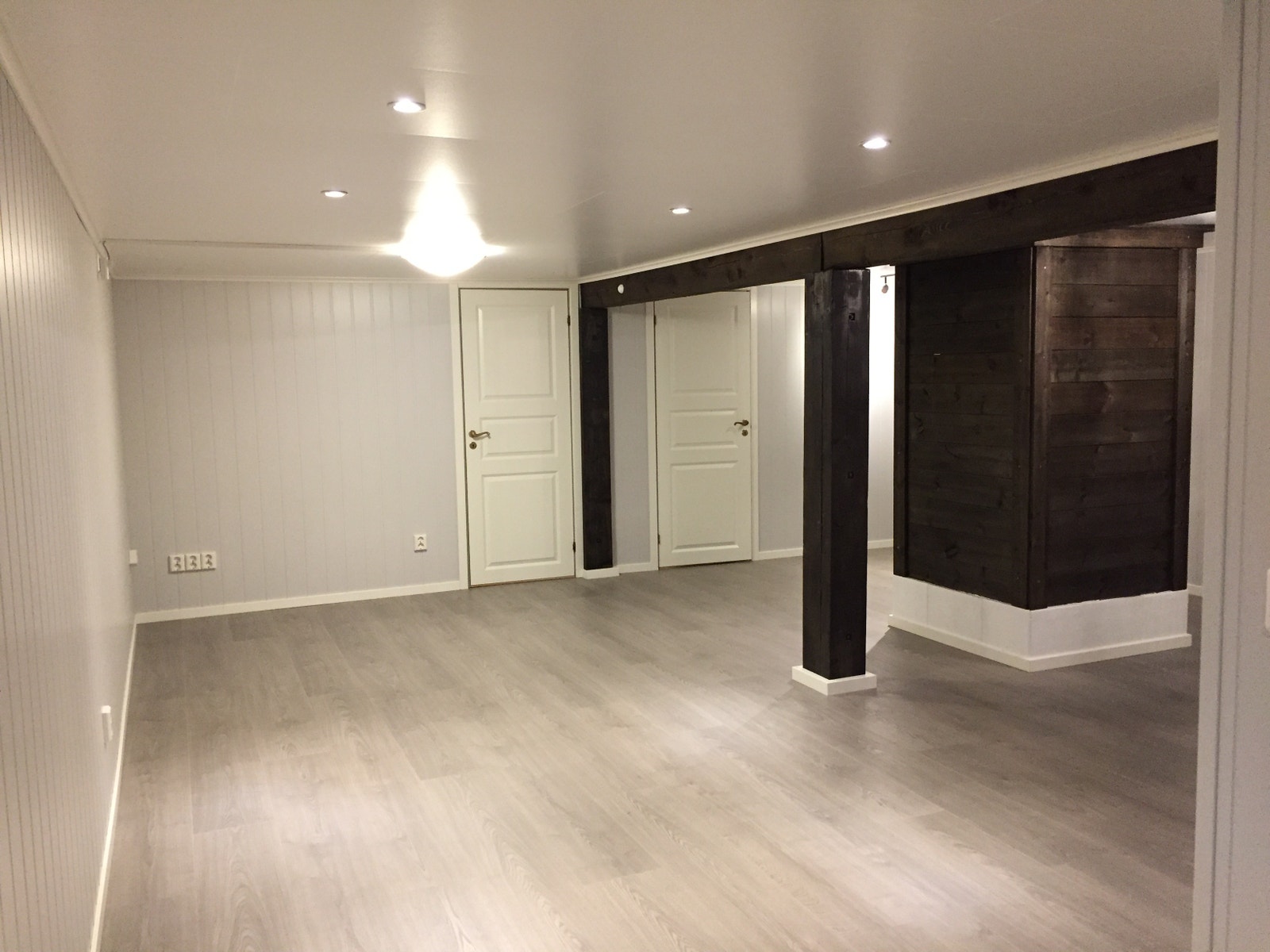 Stue (dørene er til rom1 og rom2) Galleribilde