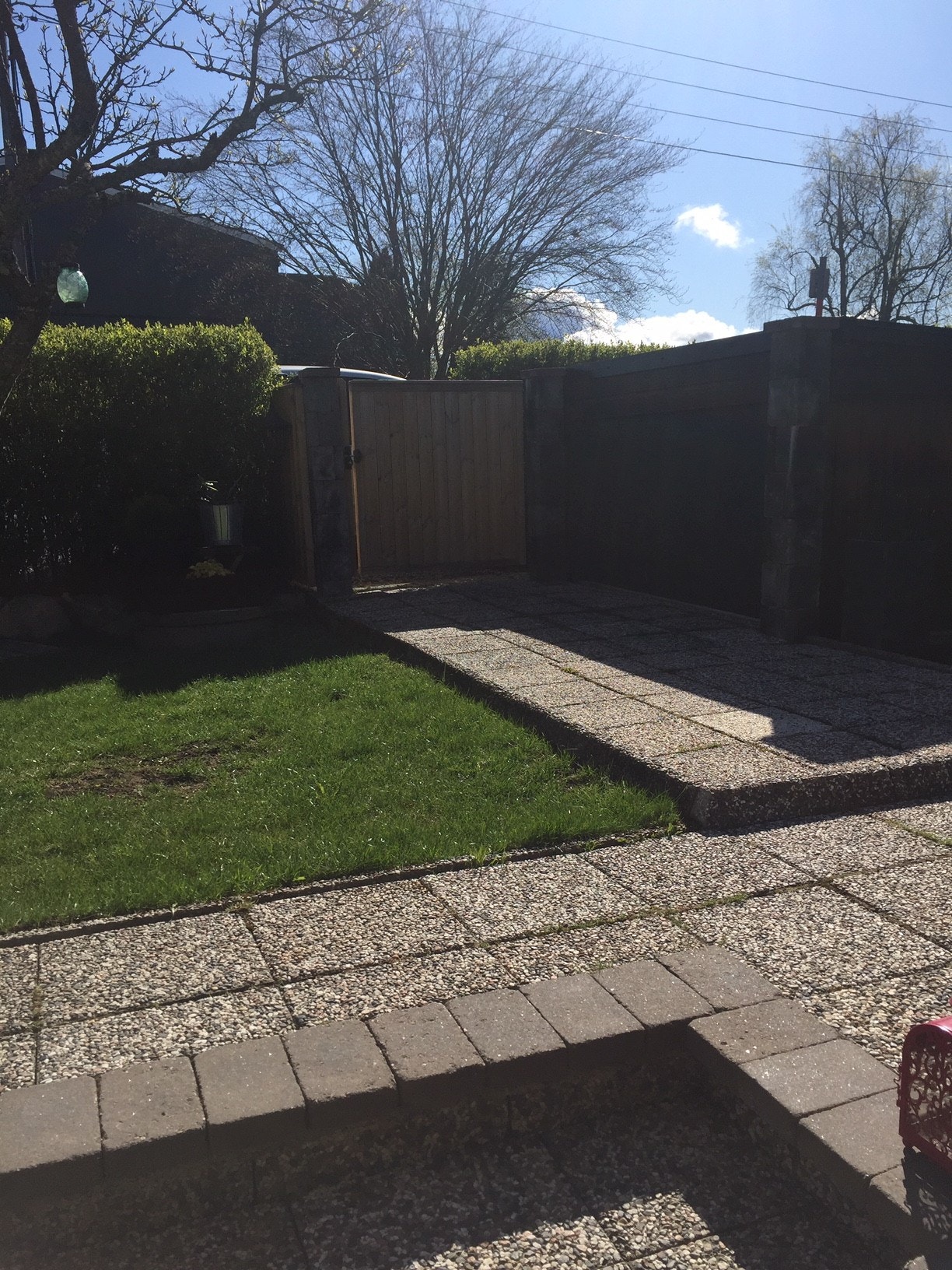 Egen port inngang til leiligheten (Bil parkering rett utenfor porten) (El-bil lading ved porten) Galleribilde