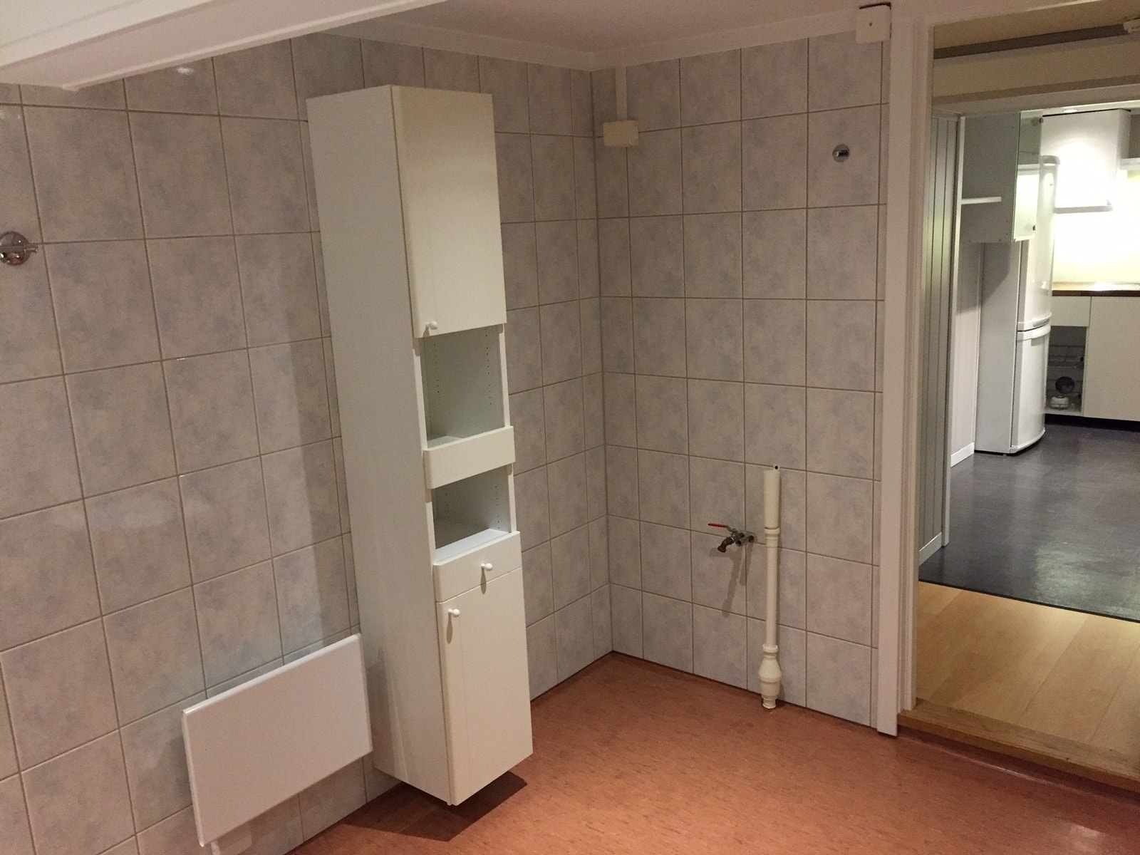 Baderoom med plass til vaskemaskin og tørketrommel Galleribilde