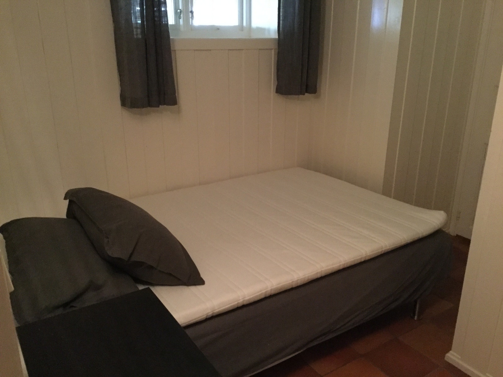 En lun sovealkove som enkelt skjermes fra oppholdsrommet for en privat sone. Galleribilde