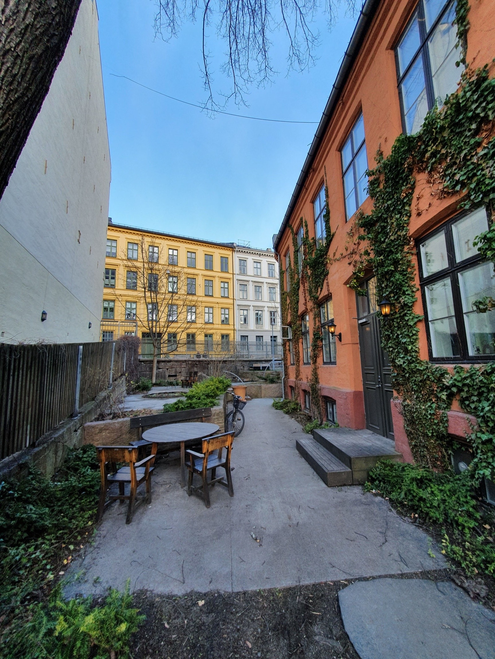 Sittegruppe ved inngang Galleribilde