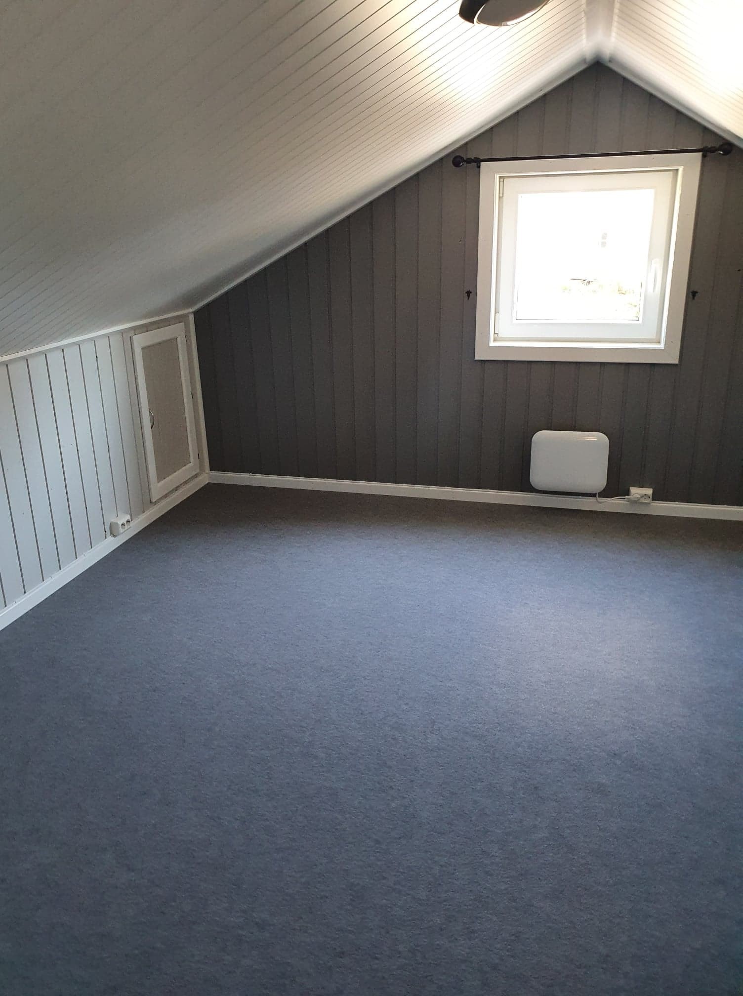 Loftsrom sett fra døren. Her er det god størrelse. Galleribilde