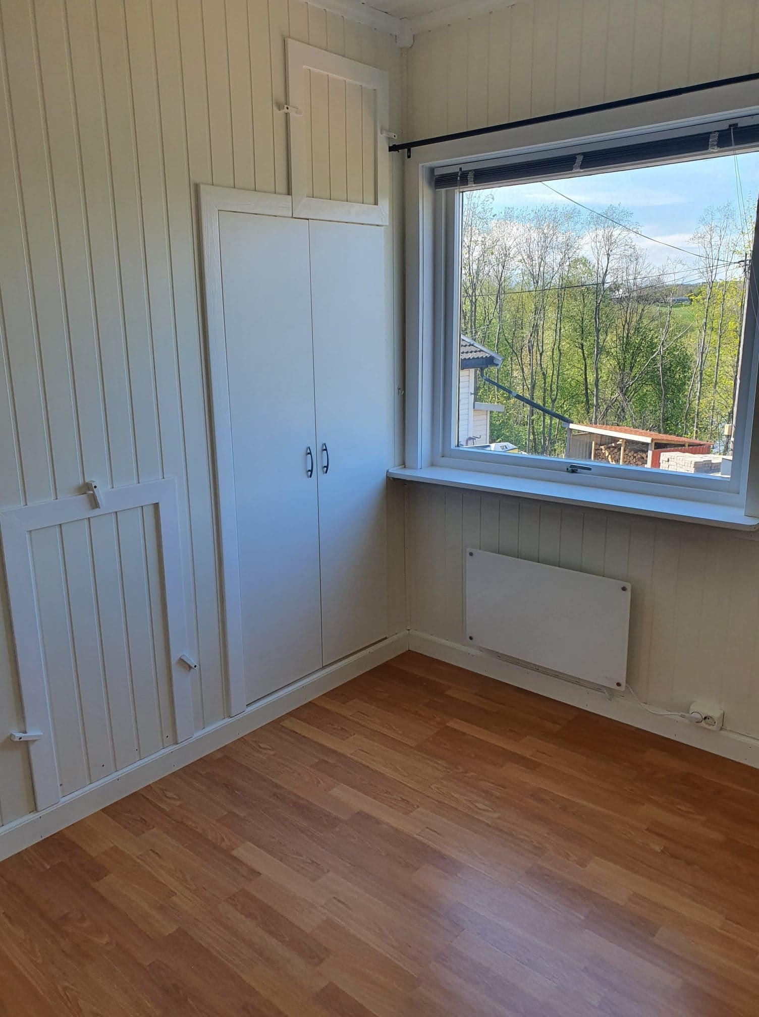 Soverom 2. Klesskap og oppbevaring i lukene på bilde. Galleribilde