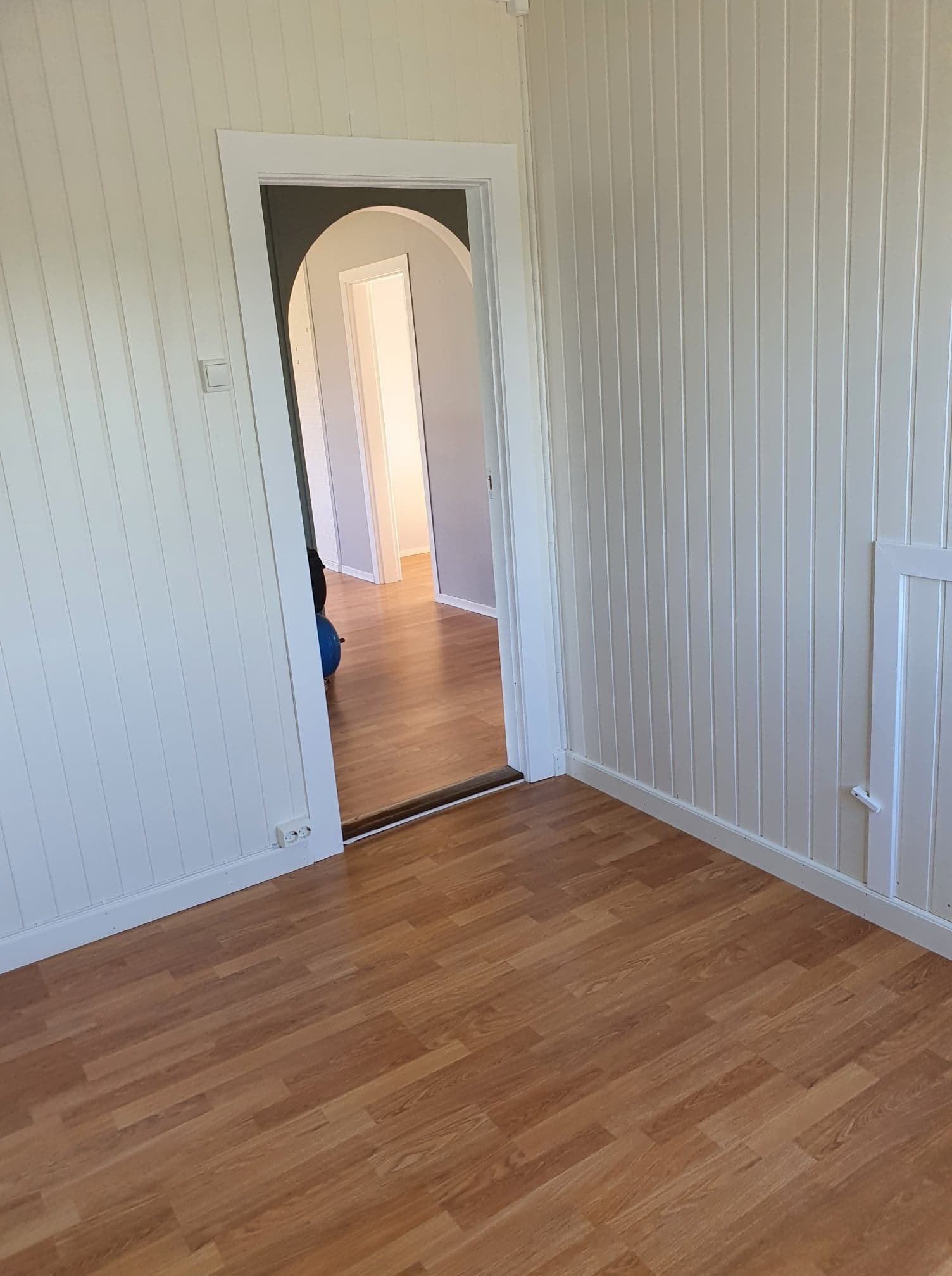 Soverom 2, sett innenfra og ut mot gangen. Galleribilde