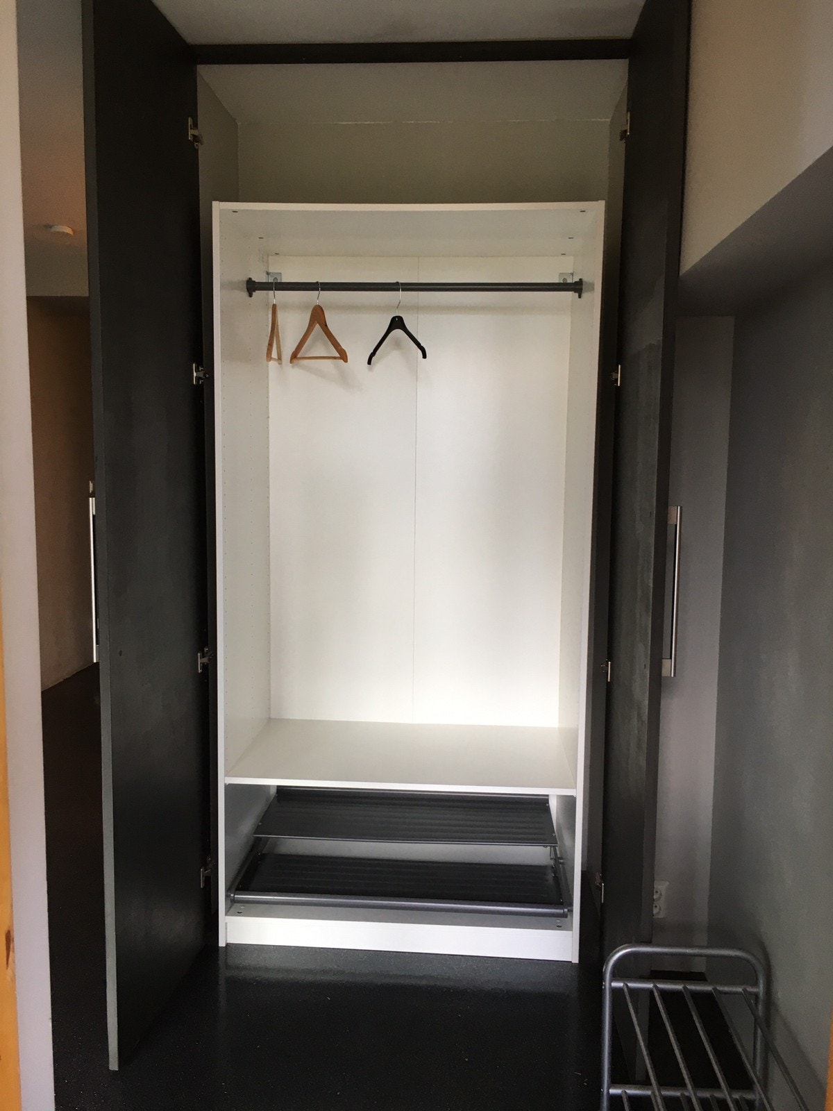 Garderobe i gang Galleribilde