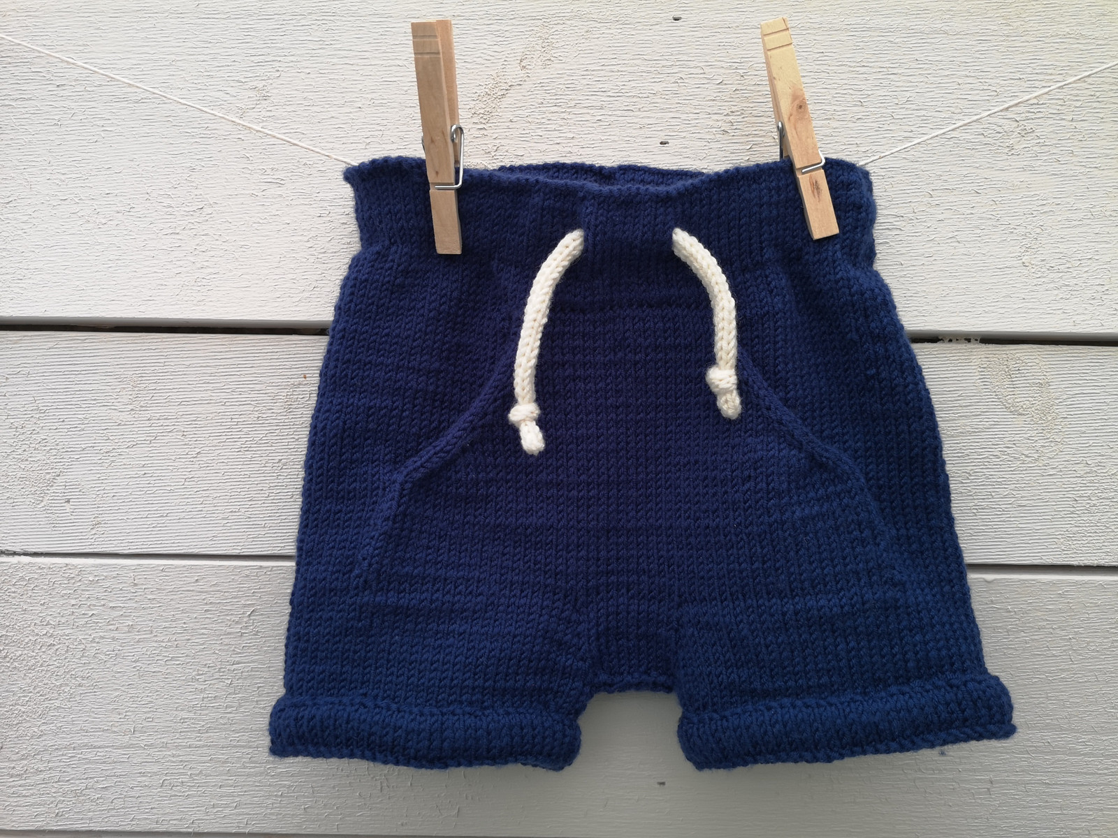Strikket kortbukse. Baggy lommeshorts fra Klompelompe. | FINN.no Strikket kortbukse. Baggy lommeshorts fra Klompelompe. | FINN.no
