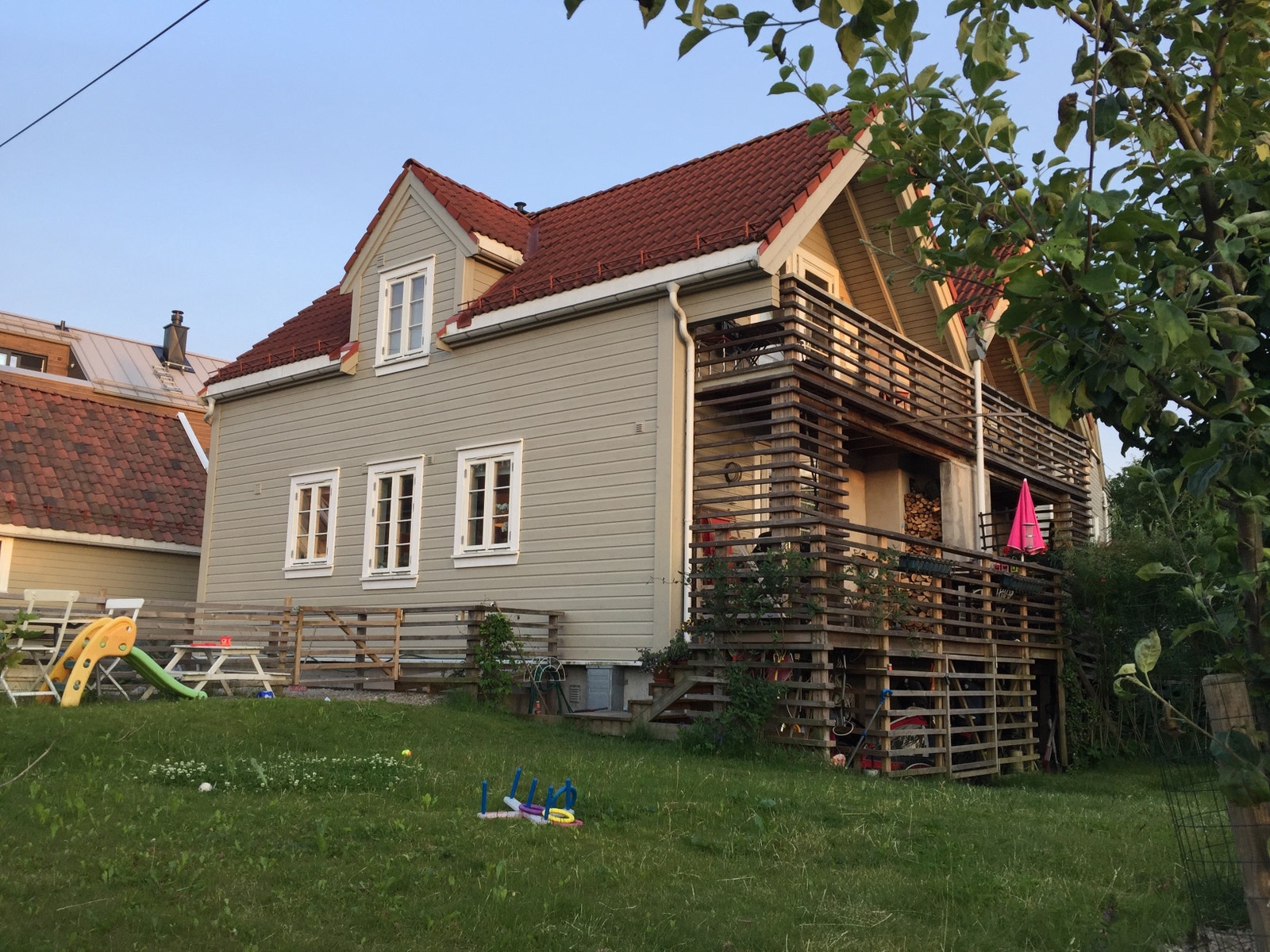 Huset sett fra hagen Galleribilde