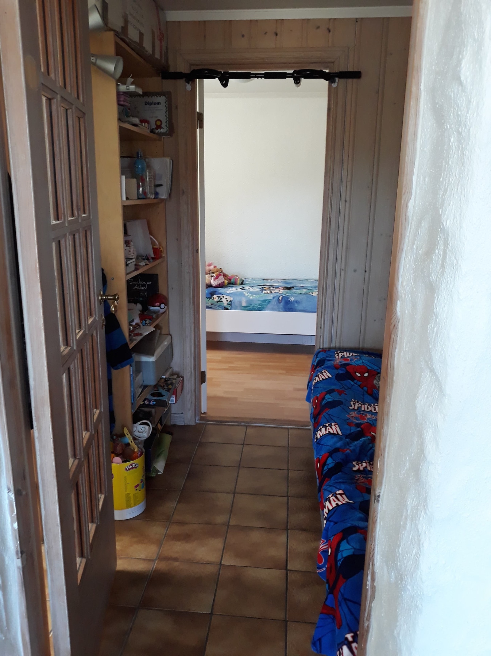 Mellom rom fra Stua til soverom( rom til klesskap ) Galleribilde