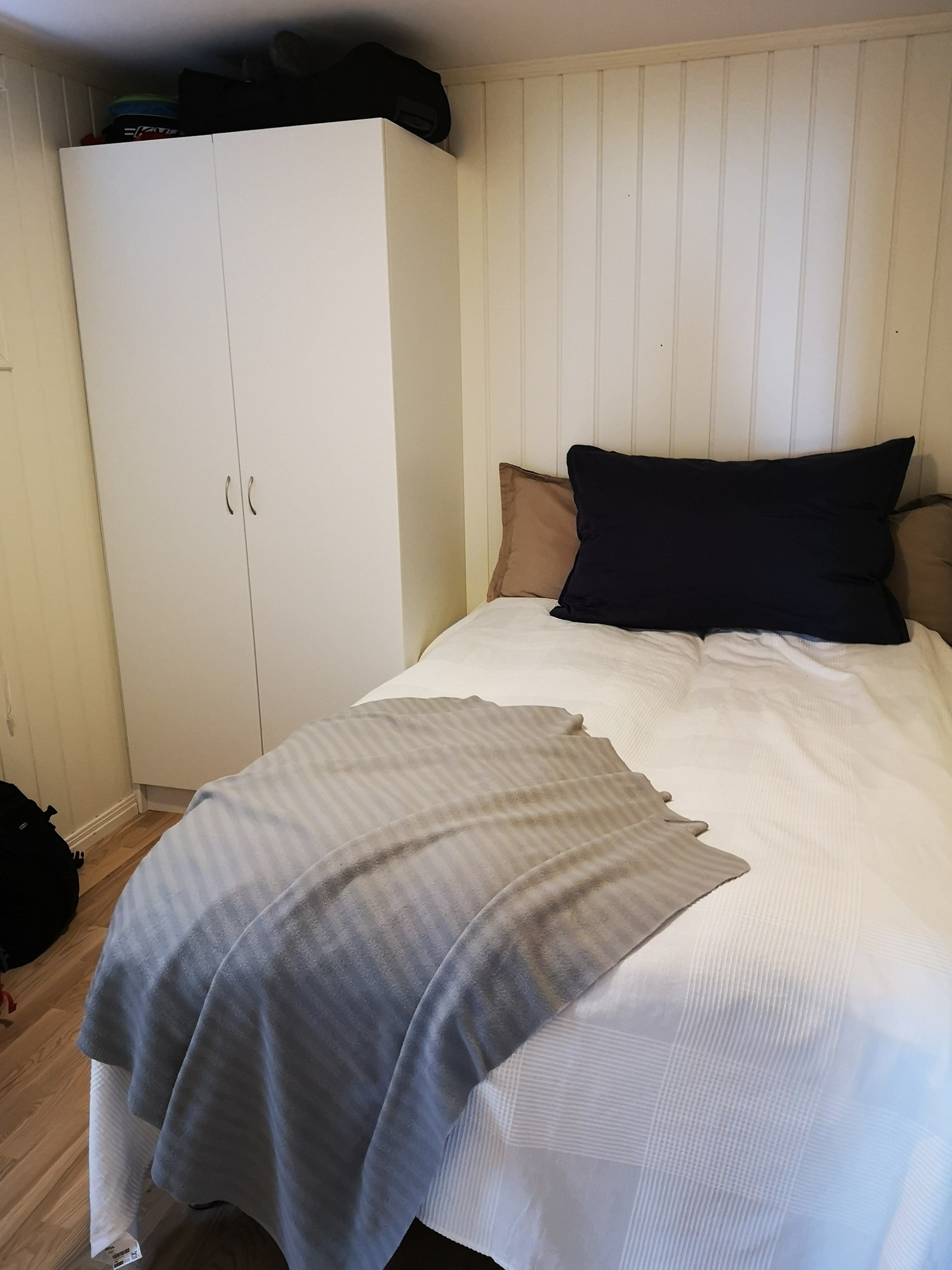 Soverom 2. Plass til liten dobbeltseng. 2 vinduer. Galleribilde