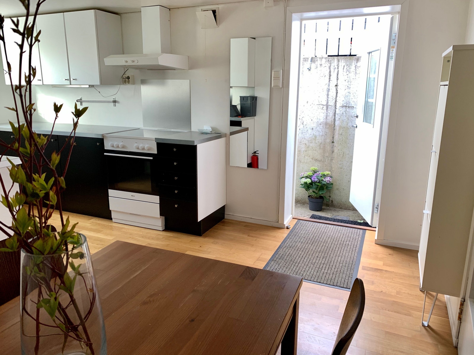 Romslig kjøkken med godt lys fra vindu Galleribilde