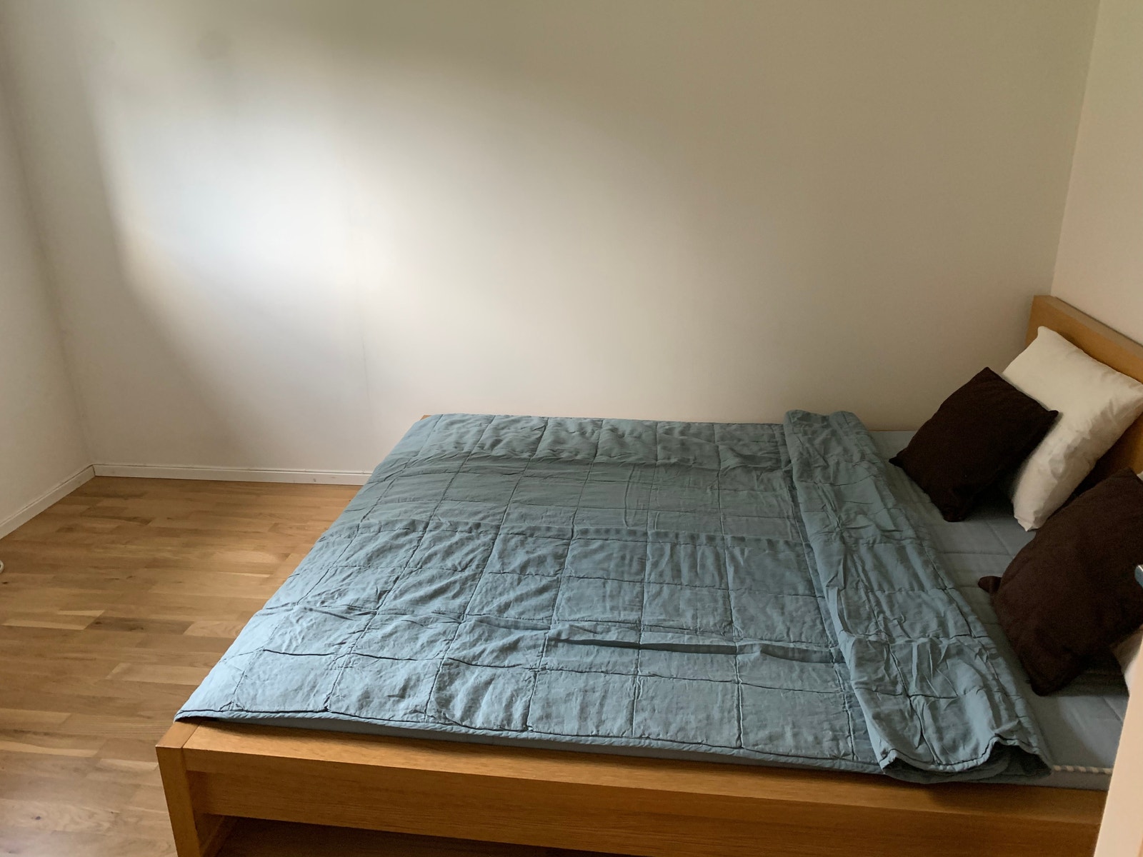 Adskilt soverom med MALM dobbeltseng og garderobeskap Galleribilde