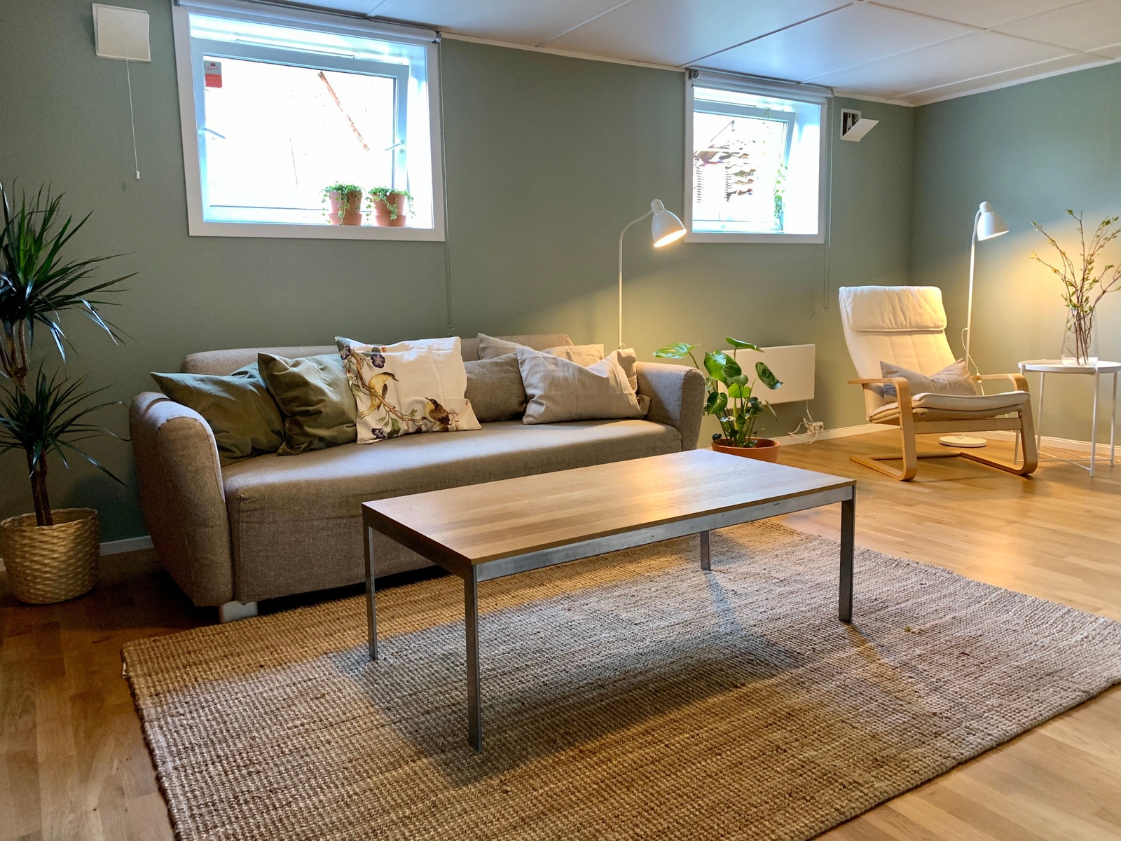 Stue med god plass til sofa-gruppe, lesekrok, og evt skrivebord Galleribilde