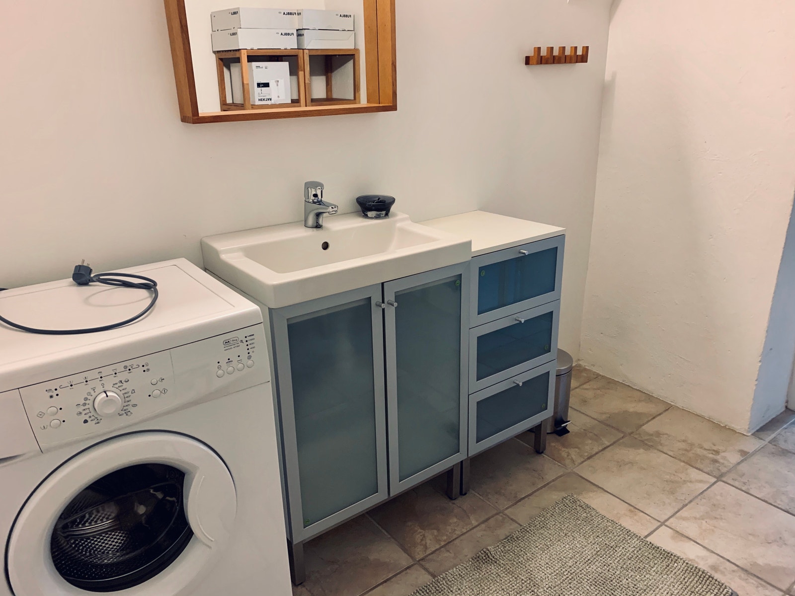 Stort baderom med varmekabler i gulv, ny vaskemaskin følger med Galleribilde