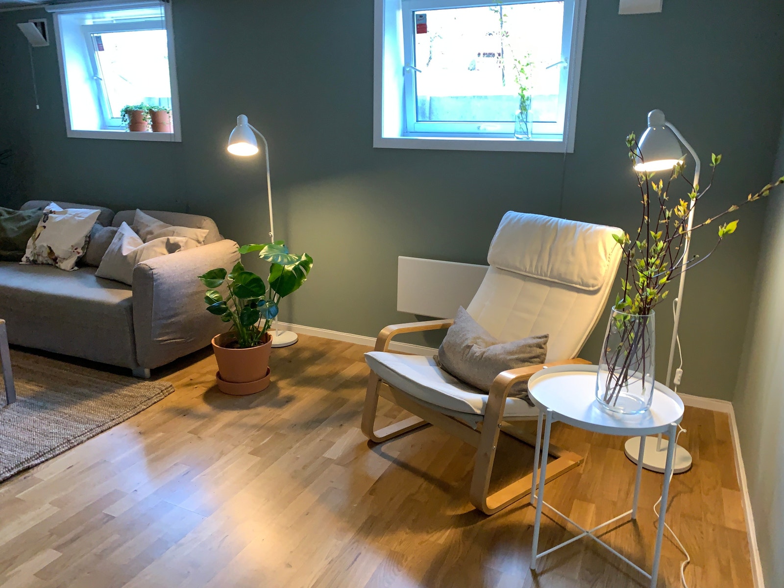 2 store vinduer i stuen gir godt med lys Galleribilde