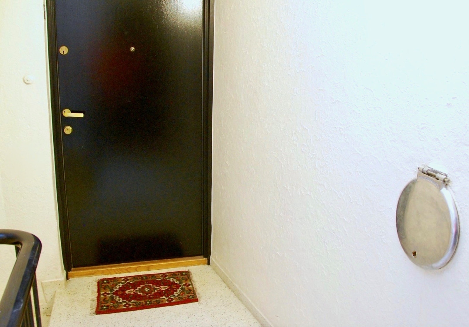 Søppelnedkast utenfor inngangsdør Galleribilde