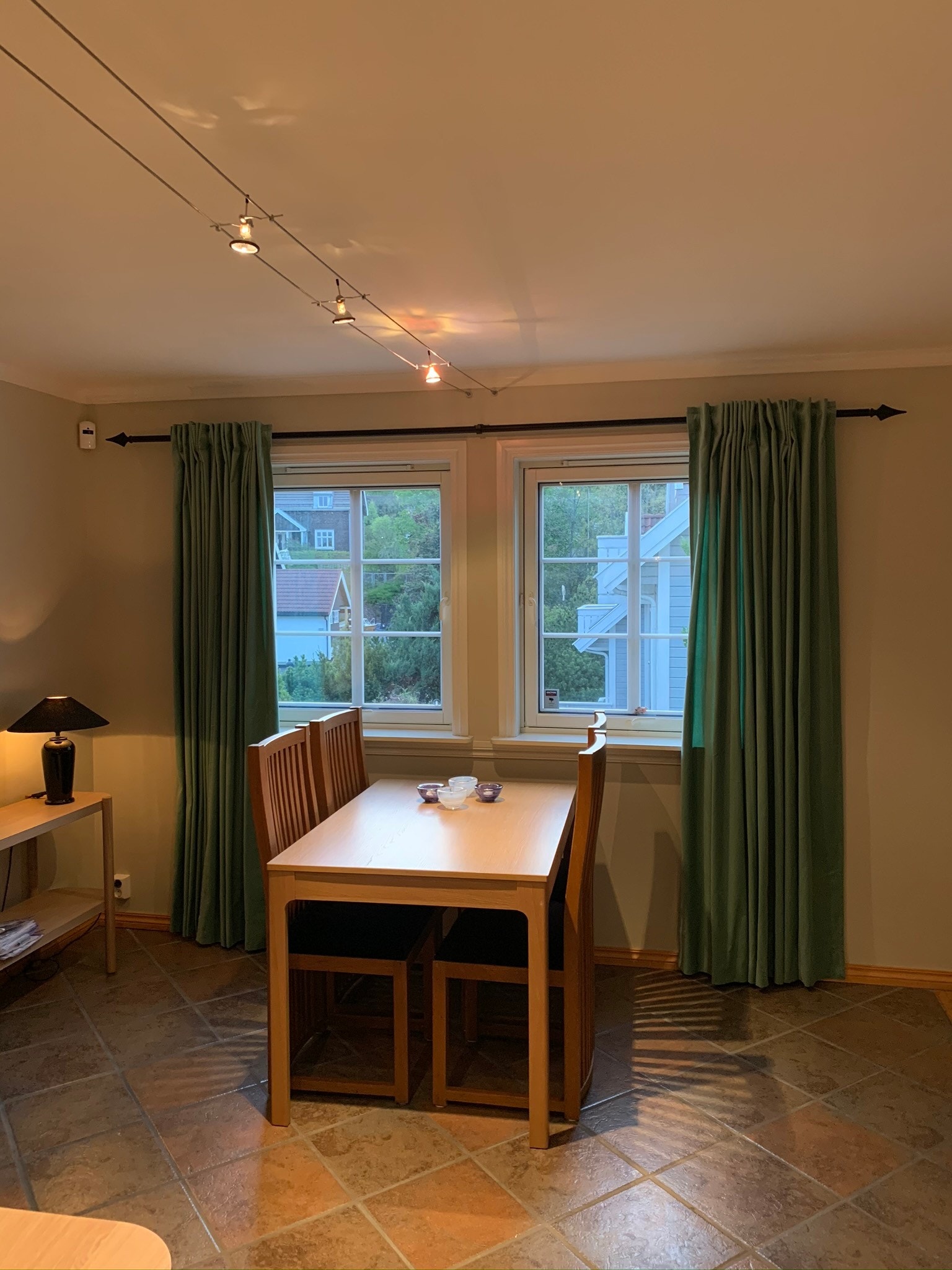 Uttrekkbart spisebord til 180 cm Galleribilde